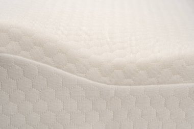 Beyaz arka planda ortopedik yastık. Fizyoterapi konsepti. Yumuşak ve rahat yastık. Ortopedik yastık, hafıza köpüğü. Beyaz arka planda bütün gece rahat uyumanı sağlayan yatak..