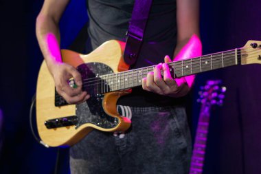 Gitar rock konseri veren adam. Partide Erkek Eller Gitar Çalıyor. Elektro gitar çalarken parmaklarını kapat. Konsept müzik teması