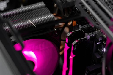 Bilgisayar fanı. DDR4. Modern soğutma sistemi. İçinde tam ARGB ışıklandırması olan hava soğutmalı oyun bilgisayarı