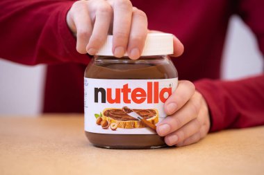 Ukrayna, Dnipro, 03.05.20223: Ferrero tarafından yapılmış fındık kremalı İtalyan fındığı kavanozu. Fındıklı çikolata. Tatlı.