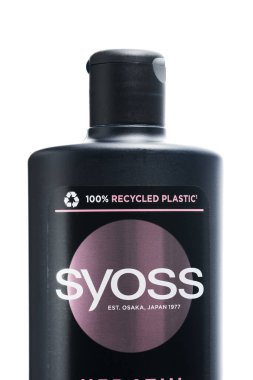 Dnipro, Ukrayna 08.25.2023: Reklam amaçlı saç ürünü fotoğrafı için sioss profesyonel şampuan. Shampoo Syoss - Alman Schwarzkopf Henkel şirketinin bilinen markası..