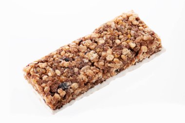 Yulaf ve fındık beyazı izole edilmiş. Granola bar. Sağlıklı tatlı atıştırmalığı. Cevizli, meyveli ve meyveli tahıl gevreği. Sağlıklı atıştırmalıklar. 