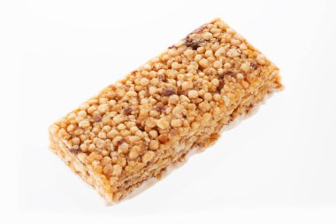 Yulaf ve fındık beyazı izole edilmiş. Granola bar. Sağlıklı tatlı atıştırmalığı. Cevizli, meyveli ve meyveli tahıl gevreği. Sağlıklı atıştırmalıklar. 