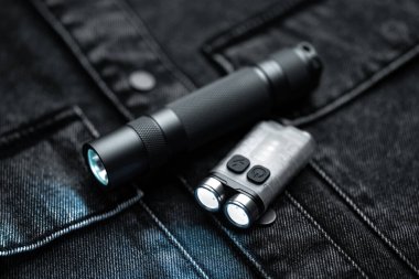 Karanlık bir arka planda 