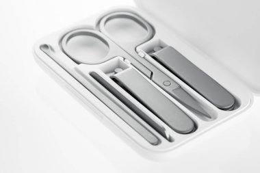 Manikür seti, izole edilmiş. Manikür aksesuarları. Manikür seti araçları beyaz arkaplanda izole edildi. Manikür ve pedikür araçları.