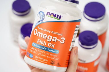 Dnipro, Ukrayna -09.09.2023: Bir şişe Omega3 vitamini kadın elinde. Şimdi Gıda, bir omega-3, Balık yağı. Vejetaryen gıda takviyeleri.