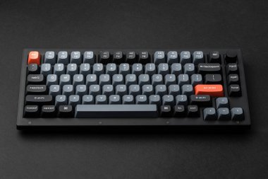 Bilgisayarınız için modern mekanik klavye. Turuncu tuşlu gri klavye