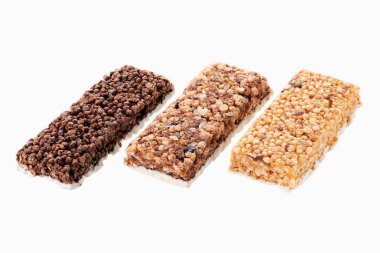 Yulaf ve fındık beyazı izole edilmiş. Granola bar. Sağlıklı tatlı atıştırmalığı. Cevizli, meyveli ve meyveli tahıl gevreği. Sağlıklı atıştırmalıklar. 