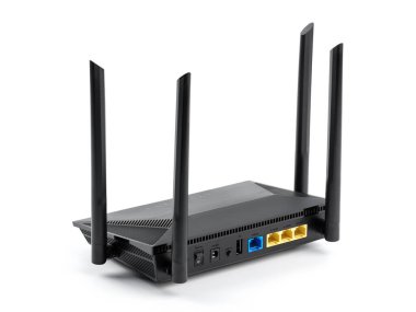 Siyah kablosuz internet yönlendirici beyaz arkaplanda izole edildi. Kablosuz kablosuz kablosuz kablosuz yönlendirici beyazda izole edildi. Fiber Optik İnternet. Ağ kabloları bir yönlendiriciye bağlı, hız testi konseptine.