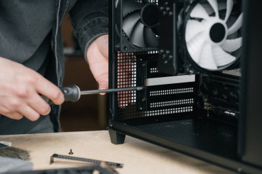 Bilgisayar teknisyeni bilgisayarın soğutma sistemi yükler. PC montaj