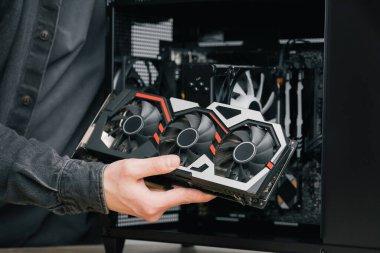 Bilgisayar teknisyeni bilgisayarın soğutma sistemi yükler. PC montaj