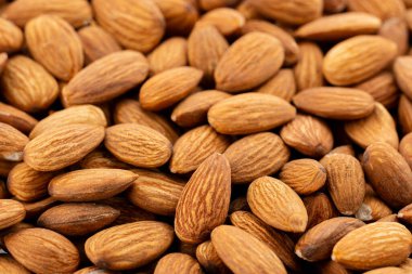 Badem fındıkları kapanıyor. Fındıklı badem, yakın çekim. Mineral ve vitamin açısından zengin ürünler. Badem taneleri. Badem çekirdeğinin dokusu.