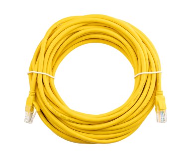 Sarı ağ kablosu, beyaz arka planda izole edilmiş. Bağlantı kablosu olan LAN kablolarını kapatın. İnternet ağı bağlantısı için Lan kablosu, beyaz arka planda gri Ian kablosu. Ethernet ağ kablo rulosu.
