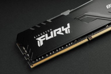 Dnepropetrovsk, Ukrayna 2023.04.28 Kingston FURY Beast RGB DDR4 32GB. Masaüstü bilgisayar hafızası. DIMM DDR4 hafıza modülleri. PC için parçalar.