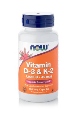 Dnipro, Ukrayna -09.09.2023: D-3 vitamini, K-2 vitamini. Şimdi Gıda, bir D-3, K-2. Vejetaryen gıda takviyeleri.