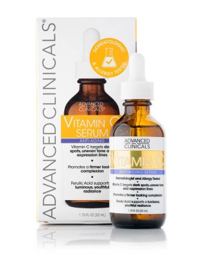 Dnipro, Ukrayna 09.09.2023: Gelişmiş Klinikler, C vitamini, Yaşlanma Karşıtı Serum, (52 ml). Yüz bakımı kozmetikleri. İpeksi.