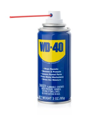 Dnipro, Ukrayna -04.11.2023: WD-40 ürünleri paslı nesneler için çok amaçlı kullanılır. WD-40 Çok Kullanımlı Ürün Spreyi beyaza izole edildi.