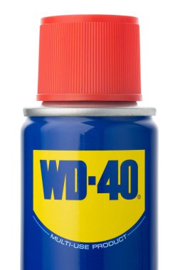 Dnipro, Ukrayna -04.11.2023: WD-40 ürünleri paslı nesneler için çok amaçlı kullanılır. WD-40 Çok Kullanımlı Ürün Spreyi beyaza izole edildi.
