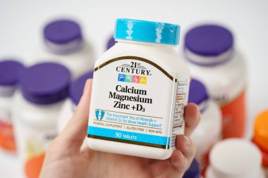 Dnipro, Ukrayna -09.09.2023: 21. yüzyıl, Kalsiyum Magnezyum Zinc + D3, 90 Tablet