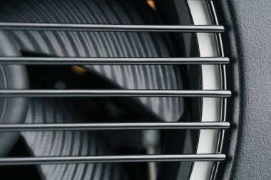 Bilgisayar güç ünitesi beyaz arka planda izole edildi. Ana kart bilgisayarı için güç kaynağı.