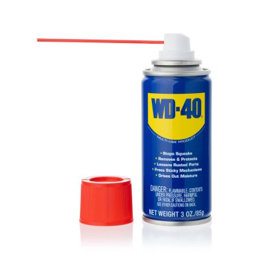 Dnipro, Ukrayna -04.11.2023: WD-40 ürünleri paslı nesneler için çok amaçlı kullanılır. WD-40 Çok Kullanımlı Ürün Spreyi beyaza izole edildi.