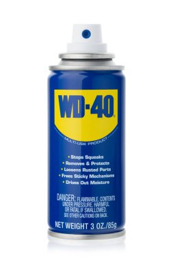 Dnipro, Ukrayna -04.11.2023: WD-40 ürünleri paslı nesneler için çok amaçlı kullanılır. WD-40 Çok Kullanımlı Ürün Spreyi beyaza izole edildi.