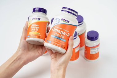 Dnipro, Ukrayna - 09.09.2023: Kadın elinde bir şişe Omega-3-6-9 vitamini. Şimdi Gıda, bir omega-3-6-9, Balık yağı. Vejetaryen gıda takviyeleri.
