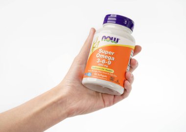 Dnipro, Ukrayna - 09.09.2023: Kadın elinde bir şişe Omega-3-6-9 vitamini. Şimdi Gıda, bir omega-3-6-9, Balık yağı. Vejetaryen gıda takviyeleri.