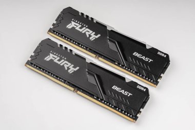 Dnepropetrovsk, Ukrayna 2023.04.28 Kingston FURY Beast RGB DDR4 32GB. Masaüstü bilgisayar hafızası. DIMM DDR4 hafıza modülleri. PC için parçalar.
