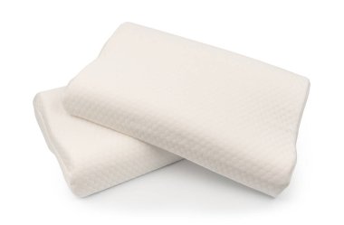 Beyaz arka planda ortopedik yastık. Fizyoterapi konsepti. Yumuşak ve rahat yastık. Ortopedik yastık, hafıza köpüğü. Beyaz arka planda bütün gece rahat uyumanı sağlayan yatak..