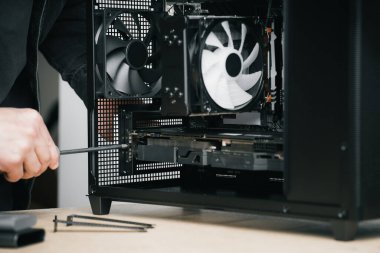 Bilgisayar teknisyeni bilgisayarın soğutma sistemi yükler. PC montaj