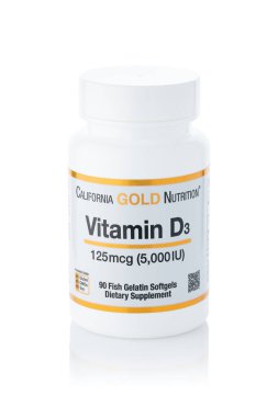 Dnipro, Ukrayna - 09.09.2023: Kadın elinde bir şişe D-3 vitamini. Şimdi yiyecekler, D-3. Vejetaryen gıda takviyeleri.