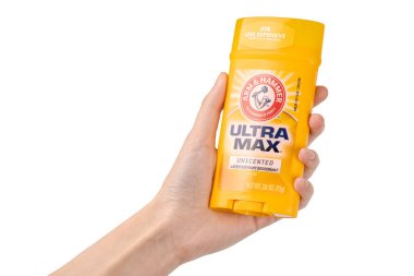 09.09.23 Ukrayna. Dnepr: ARM & Hammer Ultra Max.Hand 'in elinde kuru terleme önleyici deodorant tutması kişisel bir hijyen ürünüdür. Parlak bir arkaplanda kuru deodorant tutan kadın eli. Reklam fotoğrafı