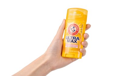 09.09.23 Ukrayna. Dnepr: ARM & Hammer Ultra Max.Hand 'in elinde kuru terleme önleyici deodorant tutması kişisel bir hijyen ürünüdür. Parlak bir arkaplanda kuru deodorant tutan kadın eli. Reklam fotoğrafı