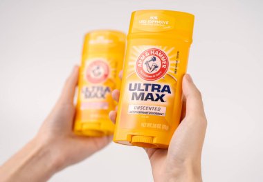 09.09.23 Ukrayna. Dnepr: ARM & Hammer Ultra Max.Hand 'in elinde kuru terleme önleyici deodorant tutması kişisel bir hijyen ürünüdür. Parlak bir arkaplanda kuru deodorant tutan kadın eli. Reklam fotoğrafı