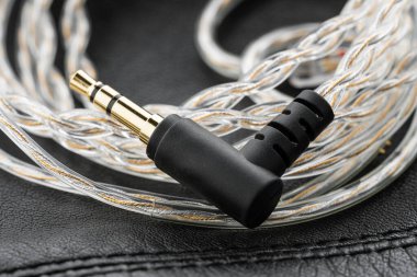 Hi fi kulaklık ses kablosu. İzole edilmiş 3.5 mm 'lik ses kablosunu beyaz arkaplan üzerinde kapat.