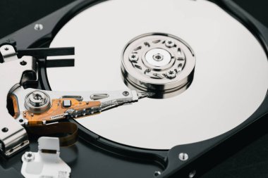 Sabit disk beyaz arkaplanda izole edilmiş. HDD. 3.5 inçlik bir SATA sabit disk sürücüsünün ana bileşenleri: tabak, Milli, etkinleştirici, çalıştırıcı kol. Plakanın üstündeki disk başı