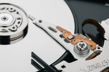Sabit disk beyaz arkaplanda izole edilmiş. HDD. 3.5 inçlik bir SATA sabit disk sürücüsünün ana bileşenleri: tabak, Milli, etkinleştirici, çalıştırıcı kol. Plakanın üstündeki disk başı