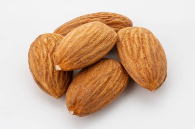 Badem fındıkları kapanıyor. Fındıklı badem, yakın çekim. Mineral ve vitamin açısından zengin ürünler. Badem taneleri. Badem çekirdeğinin dokusu.