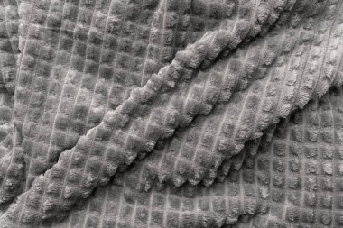 Gri rulo mikrofiber battaniye. Ekose kabarık. Kabarık gri mikrofiber ekose kumaş. Sıcak kumaş arkaplanı.