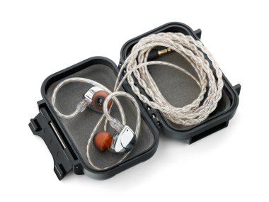 Beyaz arka planda küçük plastik bir siyah kutu, kulaklık kutusu..