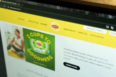 Ukrayna. Dnepr 01.25.2024: Lipton web sitesi logosu. Lipton, Unilever 'ın sahibi olduğu bir İngiliz çayıdır..