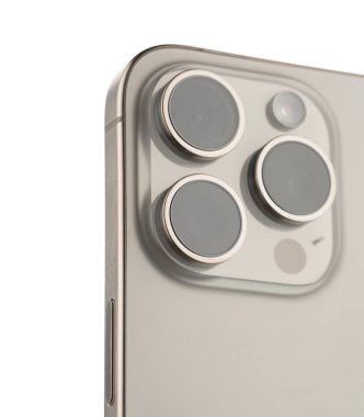 Dnipro, Ukrayna - 09.12, 2023: Yeni Apple iPhone 15 Pro Max Natural Titanium 'un beyaz arka planda stüdyo çekimi. Mockup iPhone 15 Pro Max seti. Hızlı i için kırpma maskesi (alfa kanalı) ile