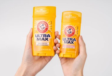 09.09.23 Ukrayna. Dnepr: ARM&Hammer Ultra Max. Kuru terleme önleyici deodorantı el tutmak kişisel bir hijyen ürünüdür. Parlak bir arka planda kuru deodorant tutan kadın eli. Reklam fotoğrafı