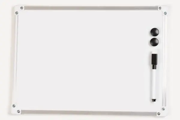 Boş beyaz tahta (manyetik tahta) beyaz üzerine izole edildi. Çizelge üzerinde beyaz bir kağıt üzerine beyaz bir kalemle yazıyor. İş, eğitim ve ofis kavramı. 