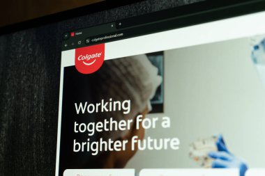 Ukrayna. Dnepr 01.25.2024: Oral hijyen ürünleri satmak için kullanılan bir şemsiye markası olan Colgate resmi web sitesinin ana sayfası.
