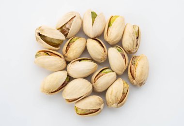 Bira, Macro, Spin için tuzlu şam fıstığı. Tuzlu fıstıklı çerezin izole edilmiş arka planı. Sağlıklı Lezzetli Fıstıklar. Tuzlu kavrulmuş fıstık makrosu.