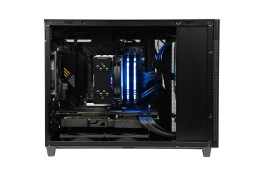 Bilgisayar fanı. DDR4. Modern soğutma sistemi. İçinde tam ARGB ışıklandırması olan hava soğutmalı oyun bilgisayarı