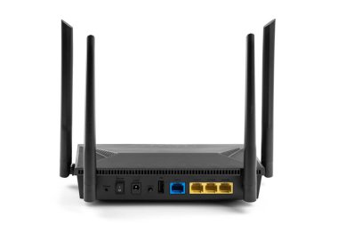 Siyah kablosuz internet yönlendirici beyaz arkaplanda izole edildi. Kablosuz kablosuz kablosuz kablosuz yönlendirici beyazda izole edildi. Fiber Optik İnternet. Ağ kabloları bir yönlendiriciye bağlı, hız testi konseptine.