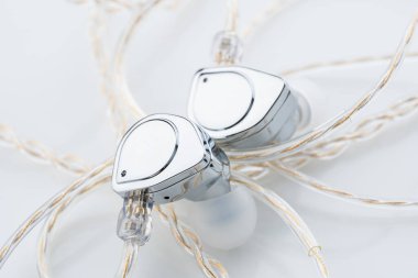 Tablo arka planındaki kulak monitöründe. Siyah plakalı özel kulak monitörleri. Bir müzisyenin konserde sahnede giymesi için özel kulaklık ya da el yapımı patlayıcılar..